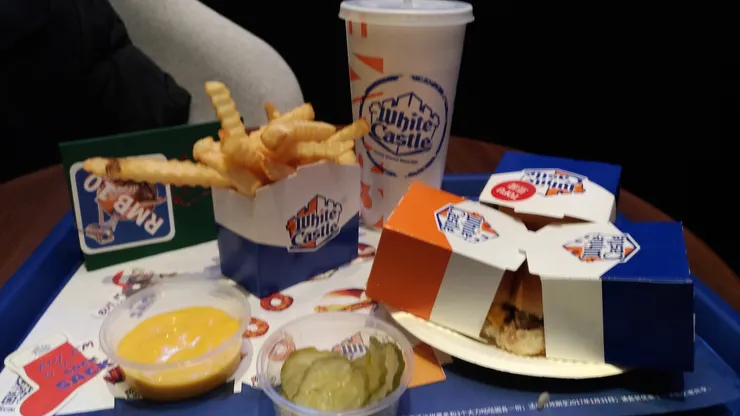 在White Castle，一口一個的sliders，是美式文化的縮影。 台灣吃不到，但在上海，卻能輕鬆解鎖這份「美國日常」。