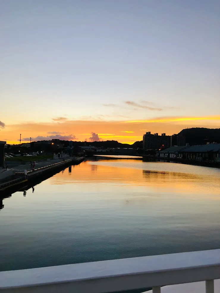 站在橋上，兩側的天空有不同的風情。夕陽無限好，只是近黃昏。