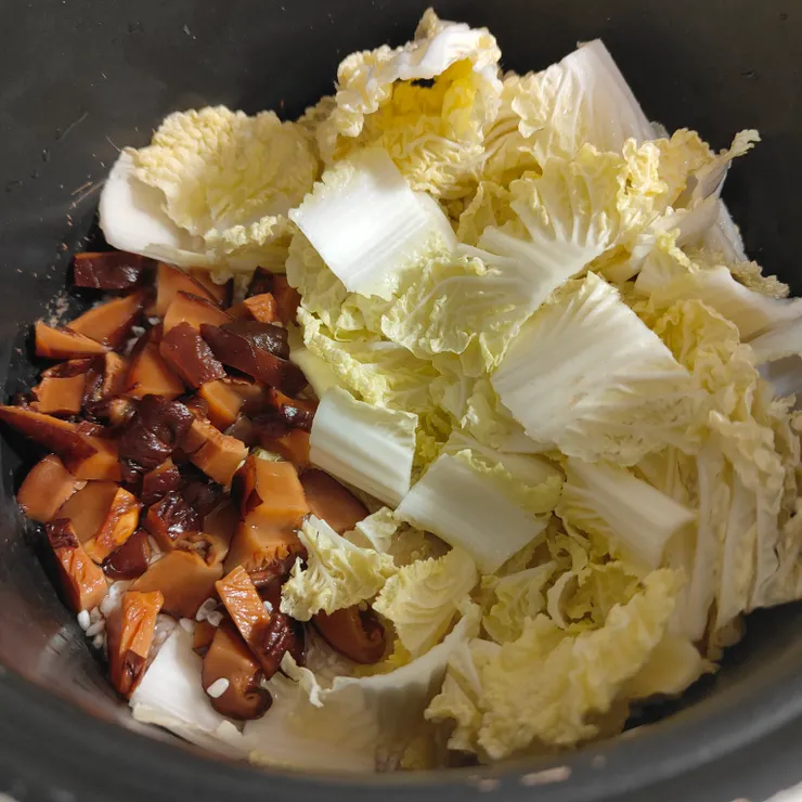 洗好的米、泡好的香菇、娃娃菜