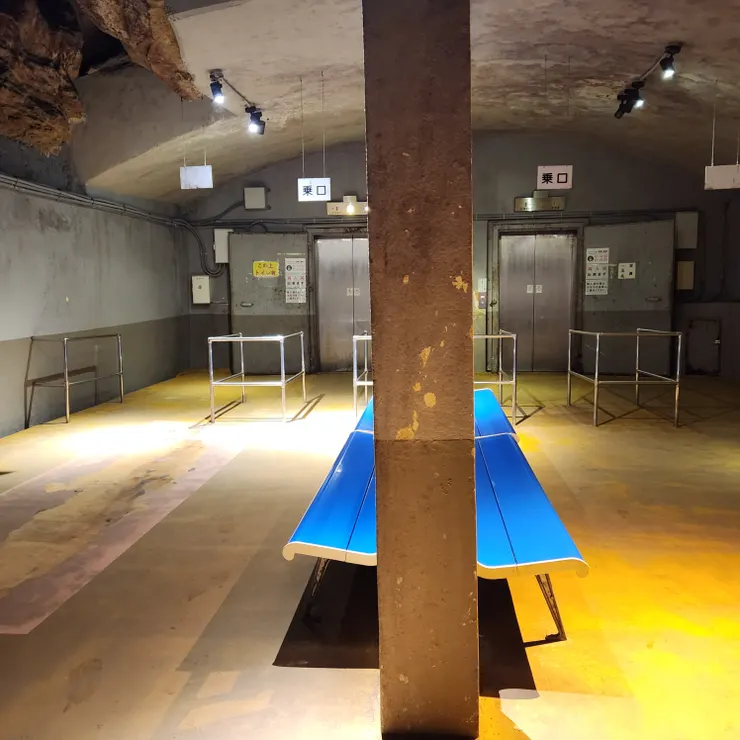 通往秋吉台服務處的洞窟電梯