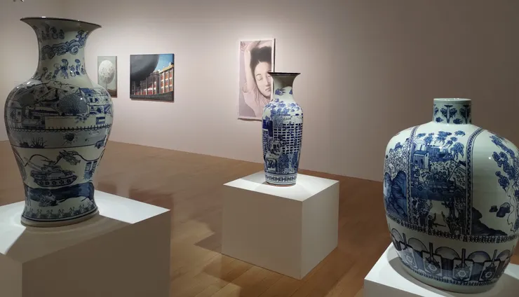 Read Yassin,中國瓷。後方楊裕然作品。