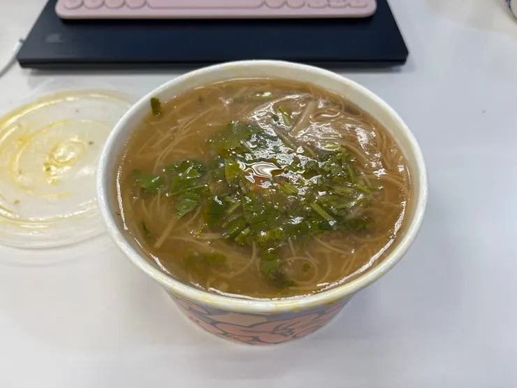 大碗大腸蚵仔麵線。