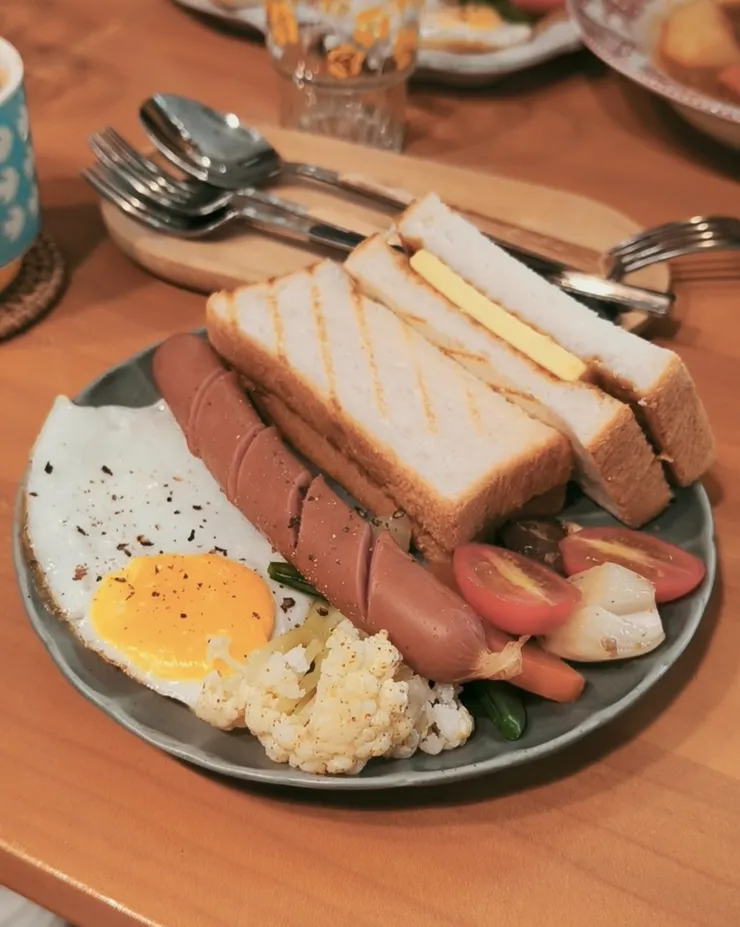 斑蘭咖椰吐司 & 德式香腸 $180