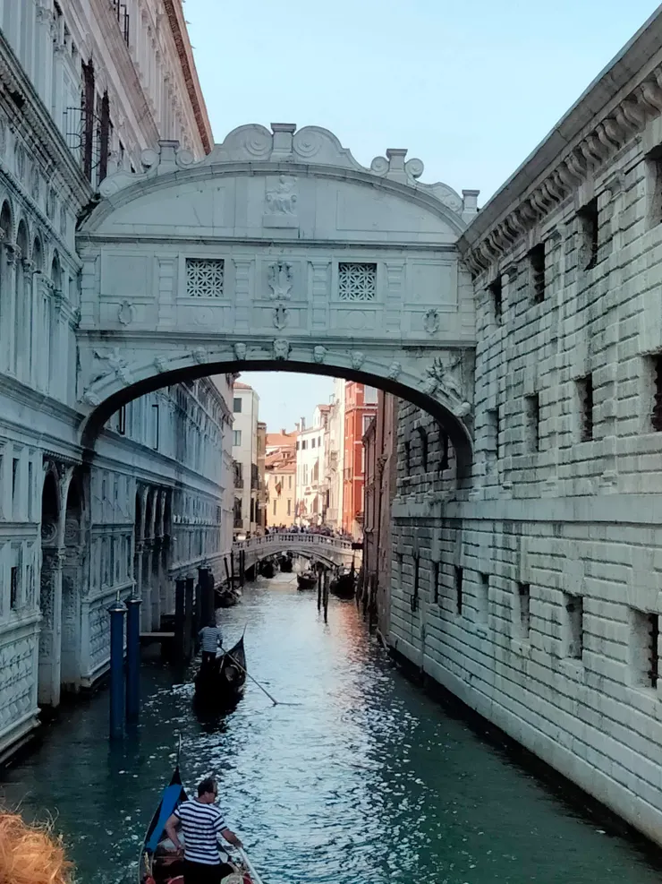 眾人爭相拍照的嘆息橋