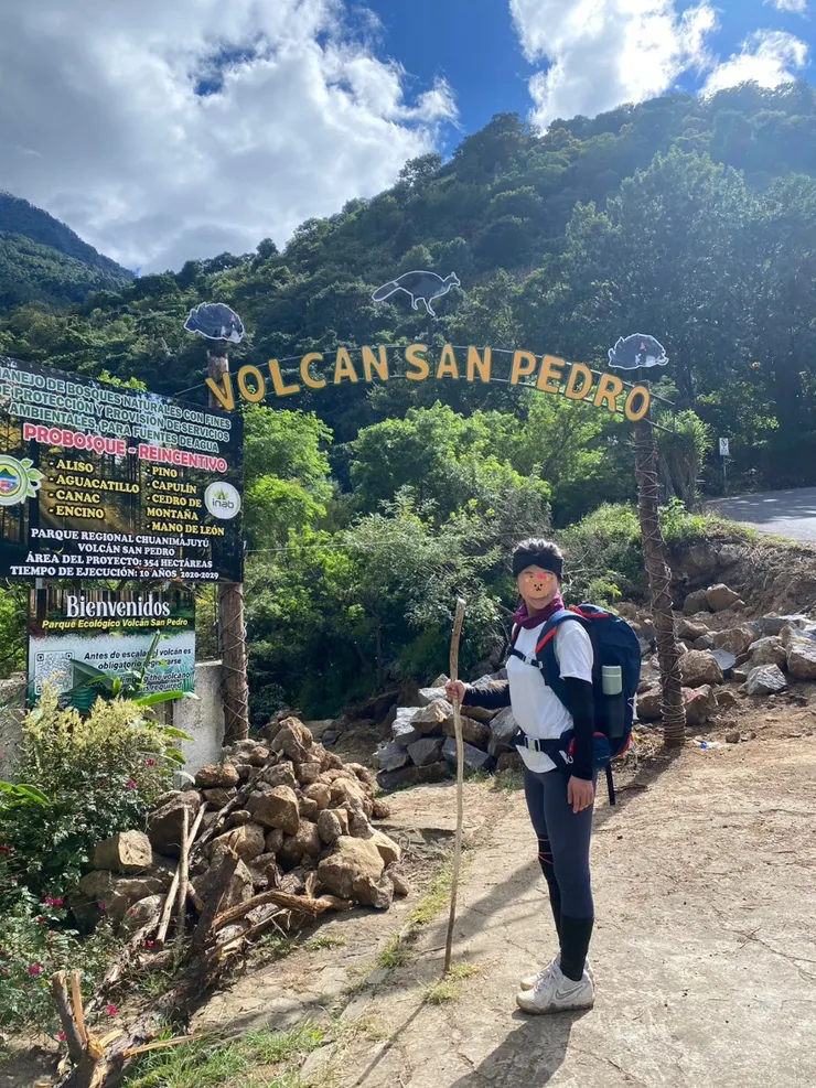 背包裡只裝1000公升的水、一支備用手機跟食物、高熱量零食，如果真要搶，就都搶走吧，命留給我就好。註 : volcan san pedro是休眠火山。