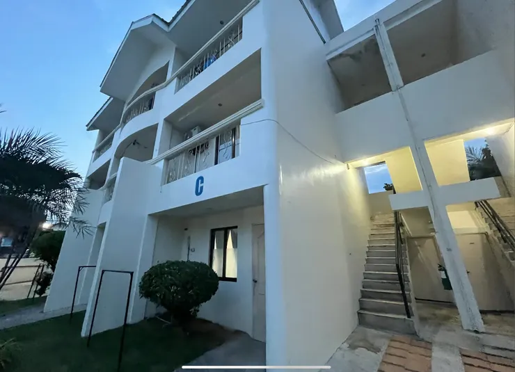 樓梯在右側，圖片中的房型為男生雙人房