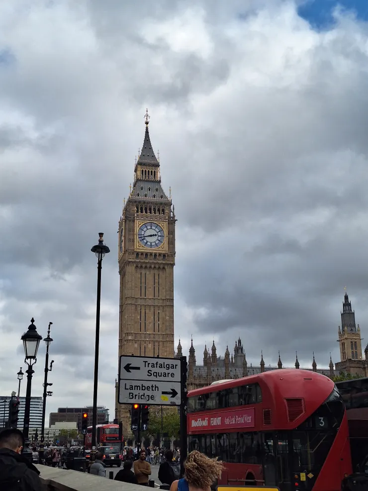 △遠方矗立的鐘塔(以及駛過眼前的雙層巴士)
