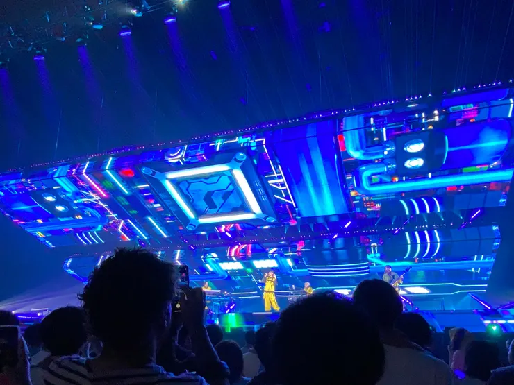 後面的VJ動畫直接把大大的電路板秀出來整個超帥氣的！