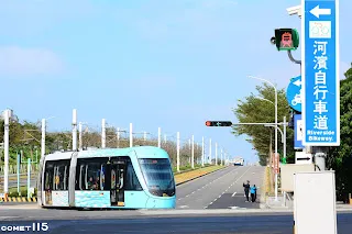 大轉彎架線不易，因此列車在這裡透過電池行駛