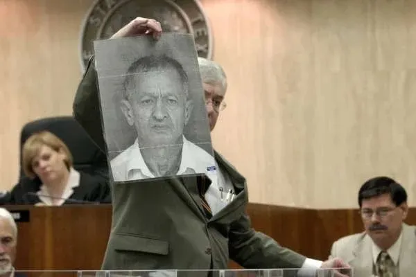 2003年,律師在法庭上將莫里斯・布萊克的照片秀給陪審團看。