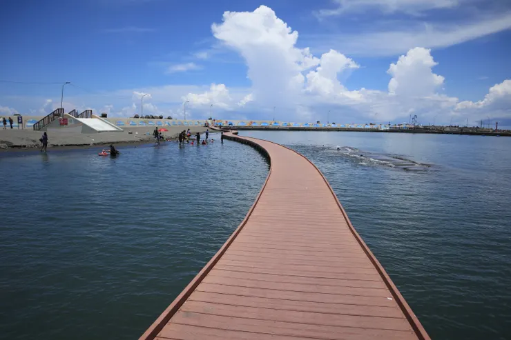 跨過漁港水面的木棧道