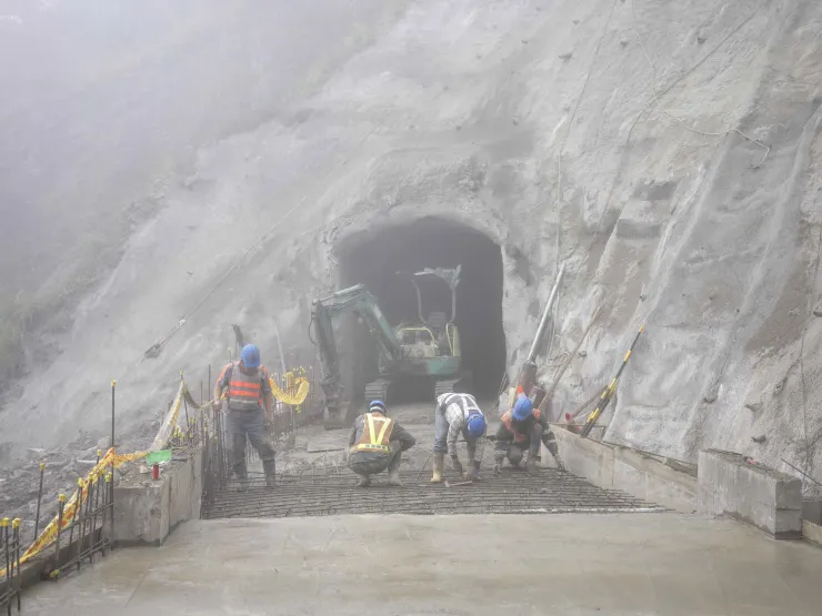 從西口進入天長隧道後，走沒多久，就「出隧道」了，原來是天長隧道硬生生斷成兩截。這應該是在2014年颱風過後，這一段山坡發生超大崩塌，帶著一節隧道直接崩落天長溪底，才會出現這個景象，而台電一直到去年一月才把這個地方修好。  這可是單向單線的小隧道，就如此艱鉅，更別提在這同一面山坡上，傅崐萁竟然想要打一個雙向二車道甚至以上的大洞。那麼災害一來，只會斷得更慘更徹底，到時究竟要修多久、需要多少天文數字的經費？早知結果、愚蠢的大撒幣建設，又要全民買單嗎？  「國道六號東延花蓮」，是一個只要你認為自己是台灣人，都應該站起來反對，同時毀滅山林與經濟的怪獸活化石啊！