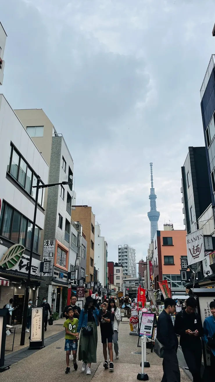 歷史氛圍街道出現的新穎建築。