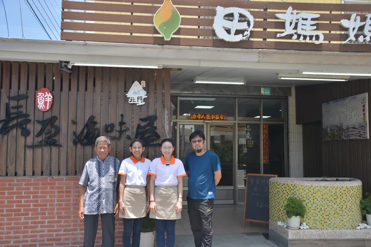 位於台南北門區的長盈海味屋,是第一家列名米其林的田媽媽。左起黃碧田、黃澐卿、謝佳歆、黃國良。