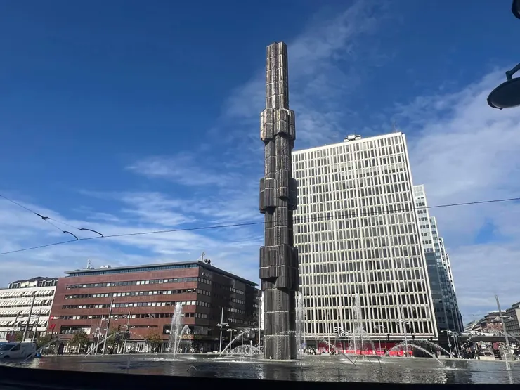 賽格爾廣場中央的 37 米高玻璃高塔