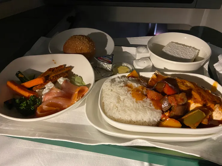 因為是晚班飛機，燈光有點暗XD