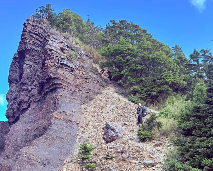 狹窄的碎石邊坡