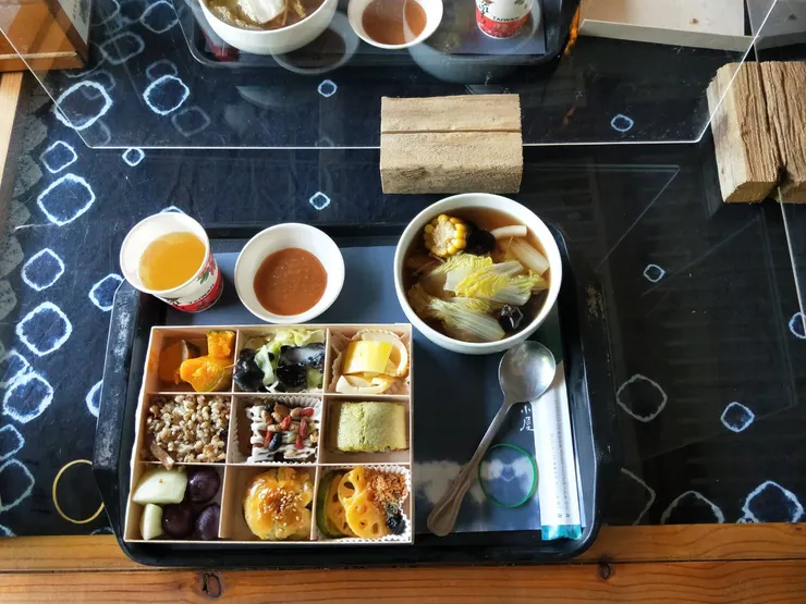 蔬食料理擺盤也非常漂亮，尤其是處處可見藍染作品