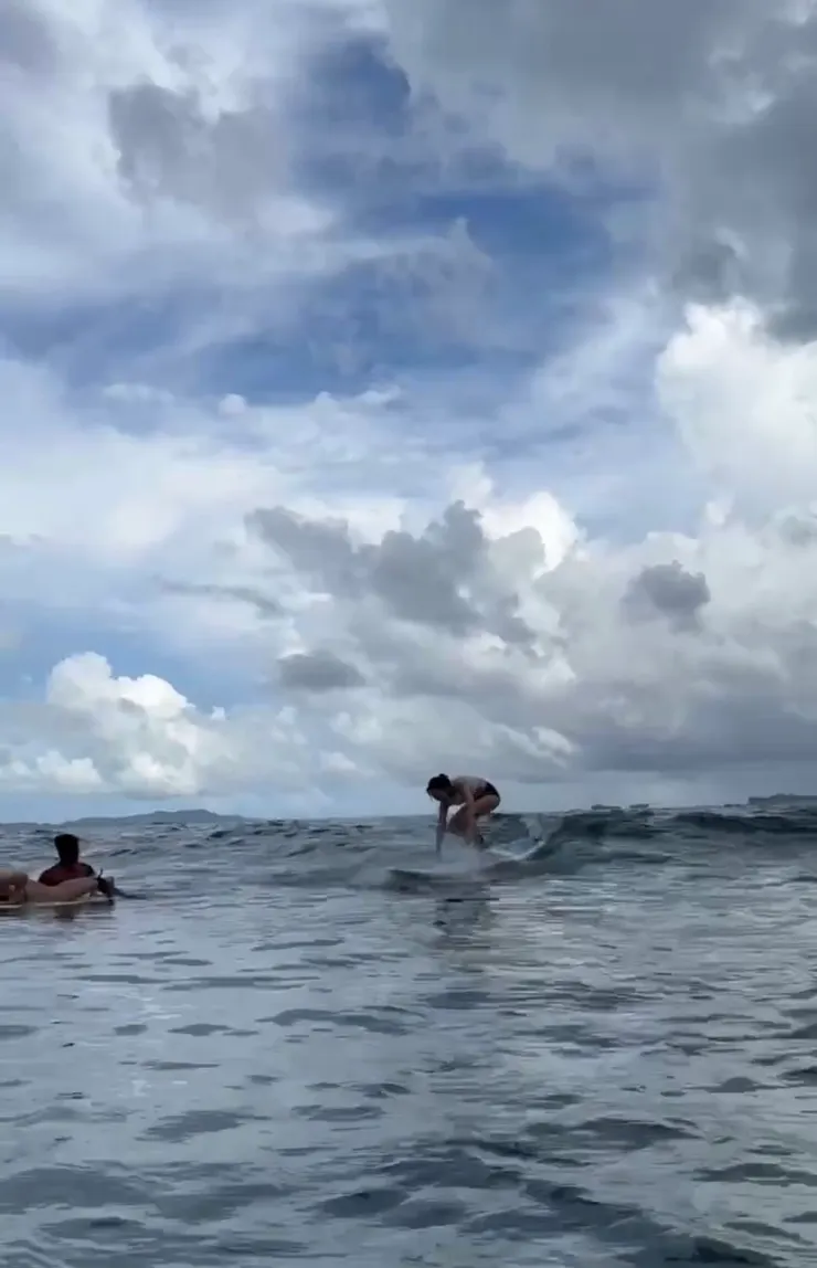 有新手衝浪區域，怕水或第一次衝浪可以在此地衝浪，水深大約到我胸口（本人162公分）