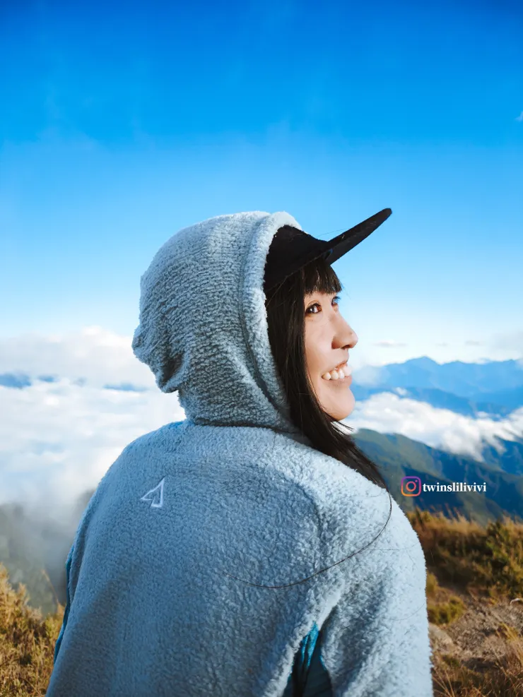 在原先戴的帽子外再拉起TAKODA Skan Primaloft® Evolve外套的帽子