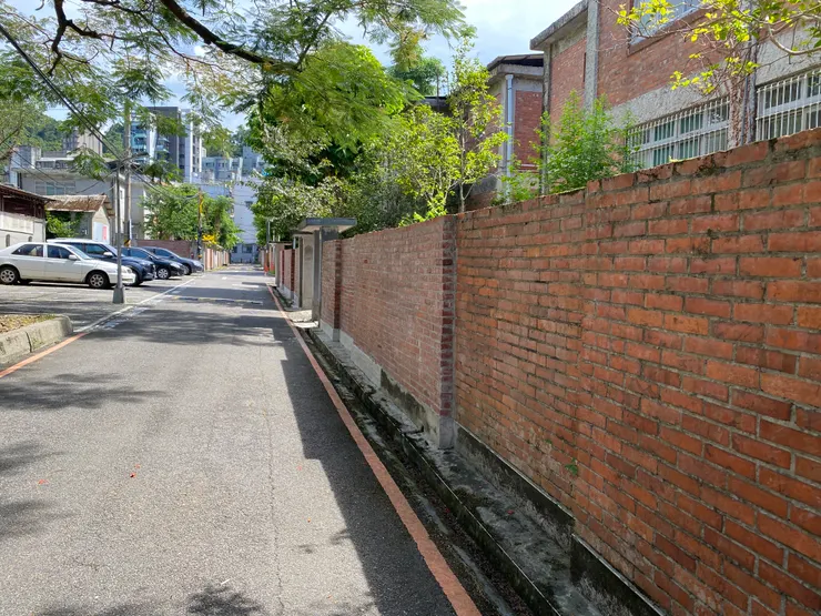 Z字型牆面讓房子外觀有明暗相間的效果，也比一般牆面防震，具有防災功能