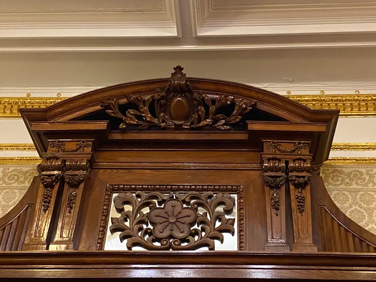 原本的菊花被梅花取代