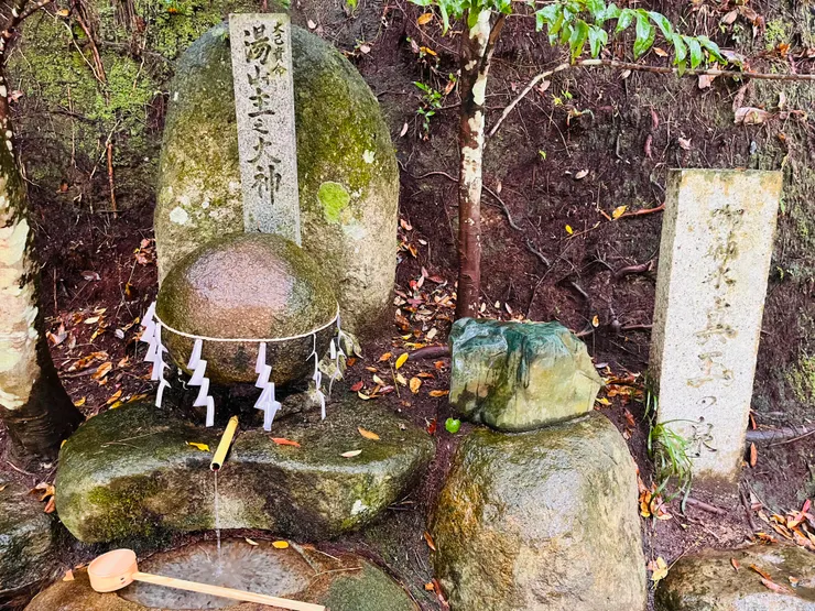 玉作湯神社的心願神石