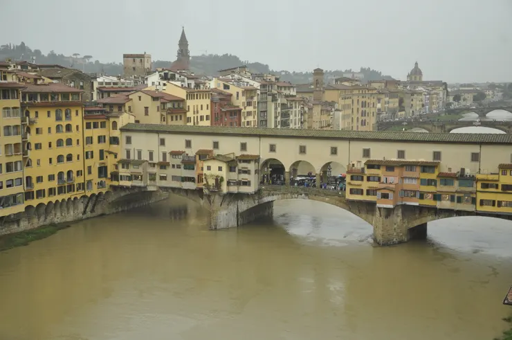 最後，橫跨阿諾河的老橋