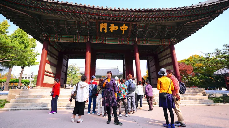 中和門 - 中和殿的正門。門兩側原有左右廊廡（行閣）128間，向北環繞中和殿，日據時代將廊廡拆除。