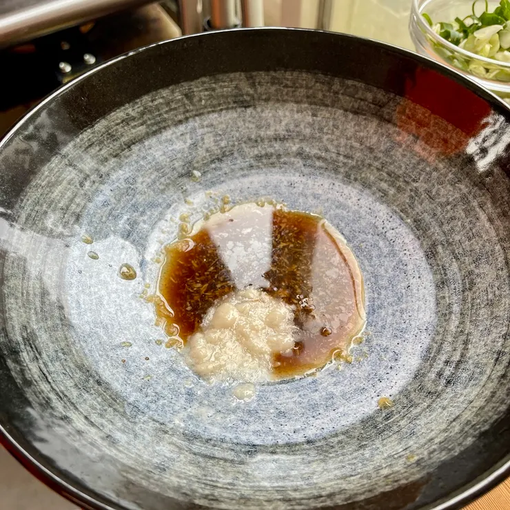 黃白色的是雞油，是直接從熬的雞高湯冰過後，浮在上面凝固的油脂中取出來的，如果想要更多味道，可以把雞油加熱後，放入你想要加的味道進去，但如炸蔥、蒜、薑，或加一些香料去爆，最後把料瀝出保留油即可