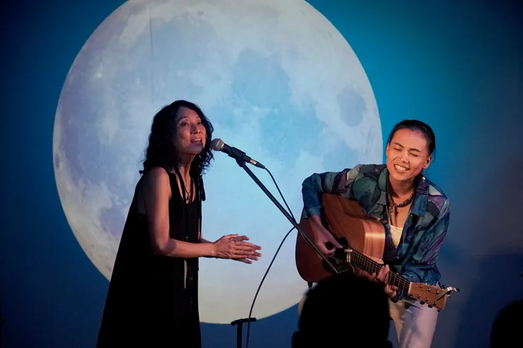 講唱會進行至一半，戴曉君突問觀眾：「你們有聽過漢人唱族語嗎？」便將她的經紀人拉至舞台上一起演唱〈瑪莎露kaka〉，現場氣氛歡樂。 （圖／風潮音樂 提供）