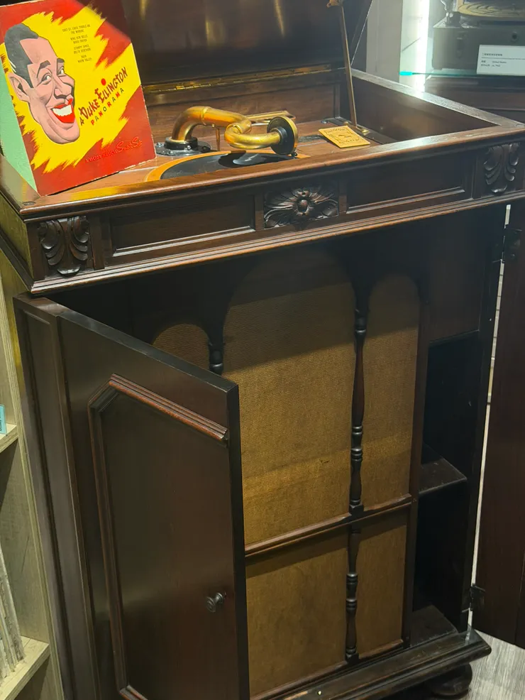 蟲膠唱盤百年留聲機