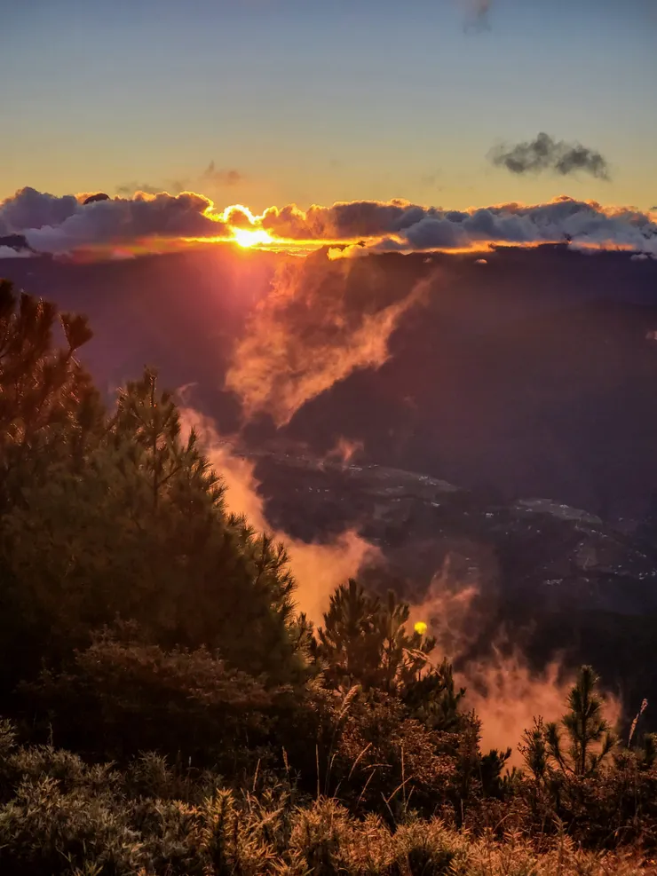 小山丘上可以拍到日出和山底下的民家