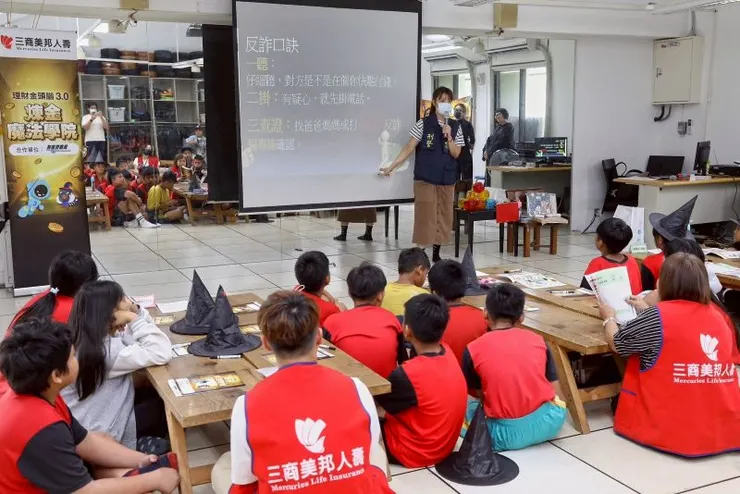 ▲學童們專心聆聽屏東縣政府警察局內埔分局廖警官分享真實案例,了解如何辨識網路陷阱與詐騙手法,提升自我保護意識。