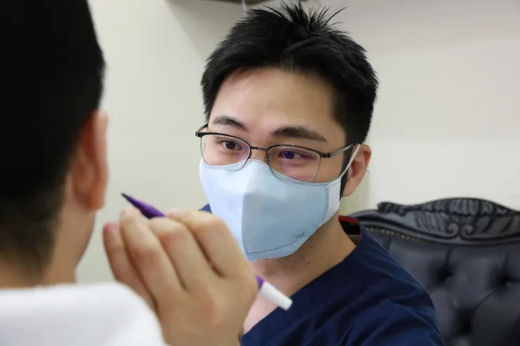 圖說：朱芃年醫師進行術前評估，了解患者膚況與需求；圖中患者與本文無關。（圖／悠美診所）