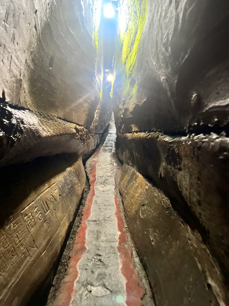 左洞很窄，需側身通過。