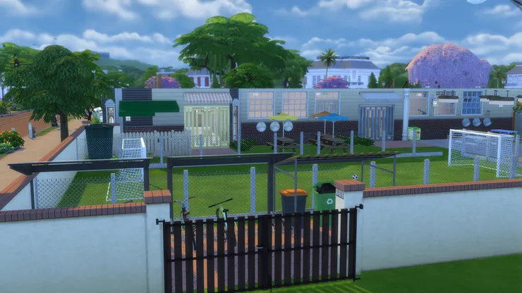 這個側門位於校園另一邊，我想在校園不同位置都有進出口。