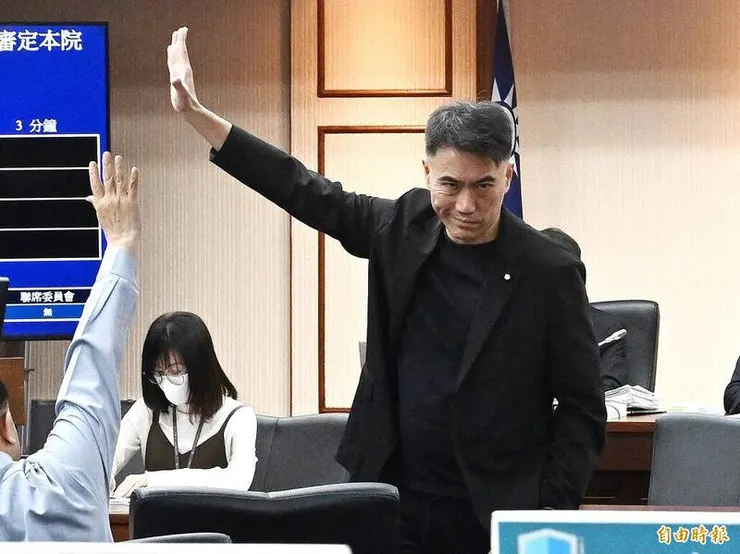 國民黨立委成功擋住國防法案後的表情