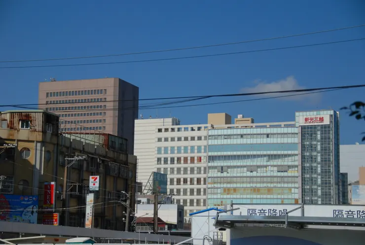 從後站看見前站的樣子，兩個截然不同的世界。