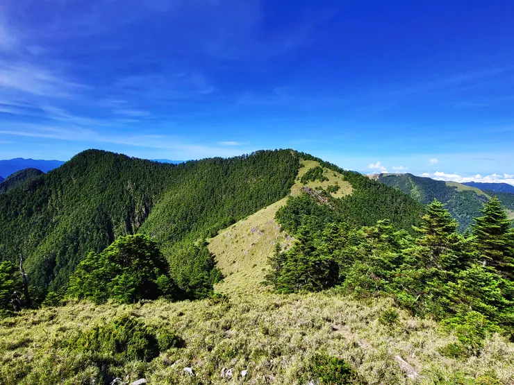 ▲頭鷹山回望奇峻山