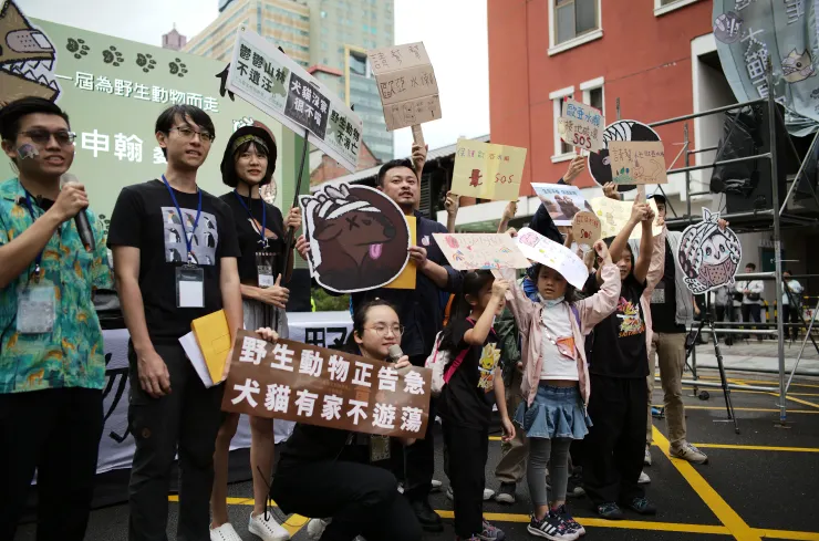 感謝洪申翰 Sun-Han委員到場收下陳情書,並上台發表精彩簡短的致詞! 之前為水獺擋下金門的不當開發,委員的努力大家都看在眼裡,終獲滿街喝采,讓我們繼續一起加油!