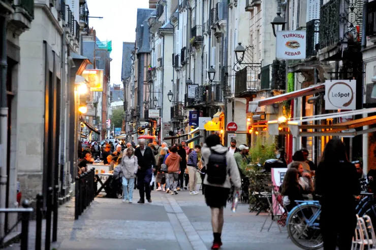 【石板路商家燈火與人面相映暖,不留戀自炊也很好返家八點半!離開大教堂20:00出頭,經過老城區慢慢走去停車處,順便補充些食材回家自炊。】