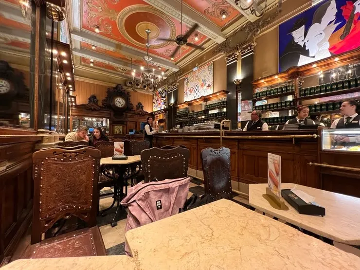 溫潤的木作和古典吊燈，巴西人咖啡館的裝潢從開業到現在並沒有太大變動。