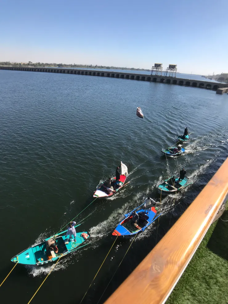 埃及 || 到伊斯納水閘門時還可以體驗與小船攤販拋丟販售商品談價