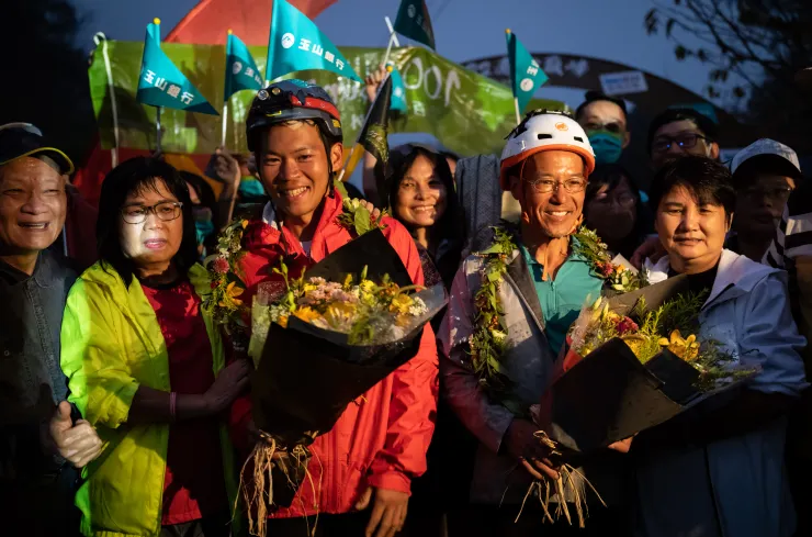 十月，以編劇、協力、留守的三重身份，見證了古大哥周青以八天半的時間完成中央山脈高山主脊全段挑戰，這個終點合照留下的不只是感動，也是歷史。