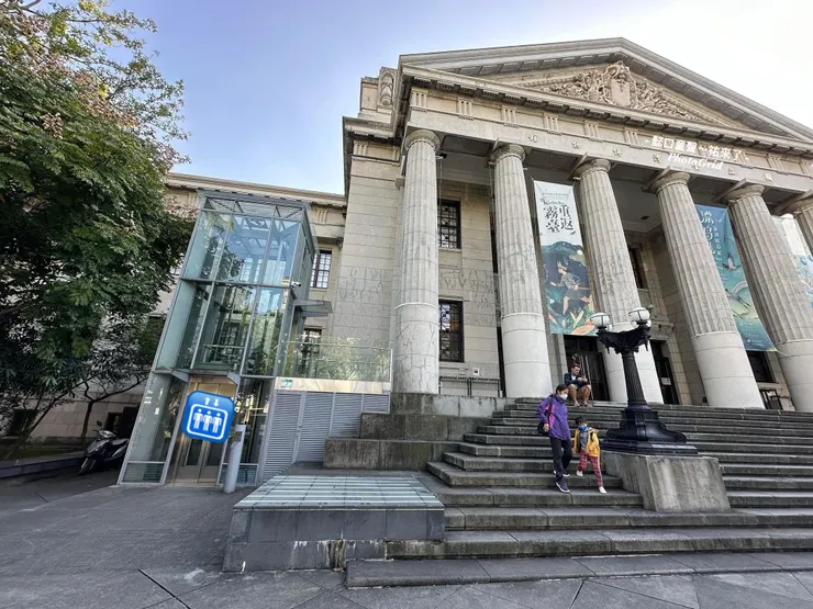 入口處左側有電梯供輪子族、長輩上下。