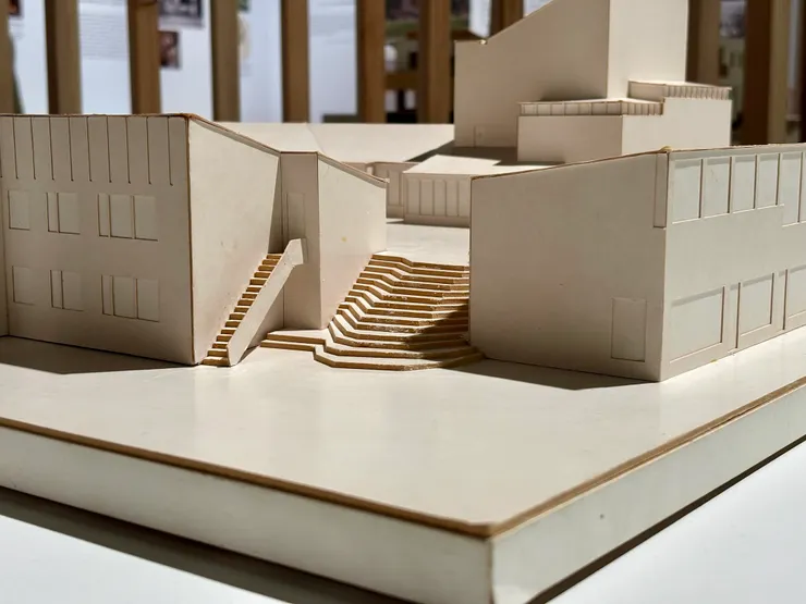 賽于奈察落市政廳,從入口處看去,多棟建築採不同砌法,如同發展許久的城市一般