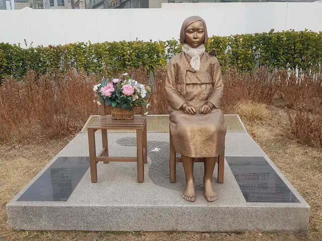 和平少女像,首爾,電鐵九老驛三號出口前廣場。
