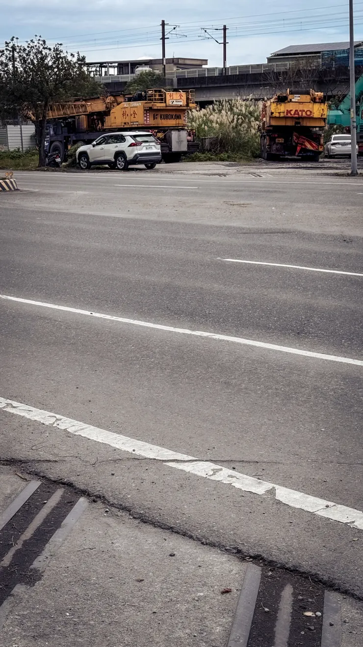 跨過台九線，還可以看到一點潤泰水泥鐵道的痕跡，直連台鐵宜蘭線。
