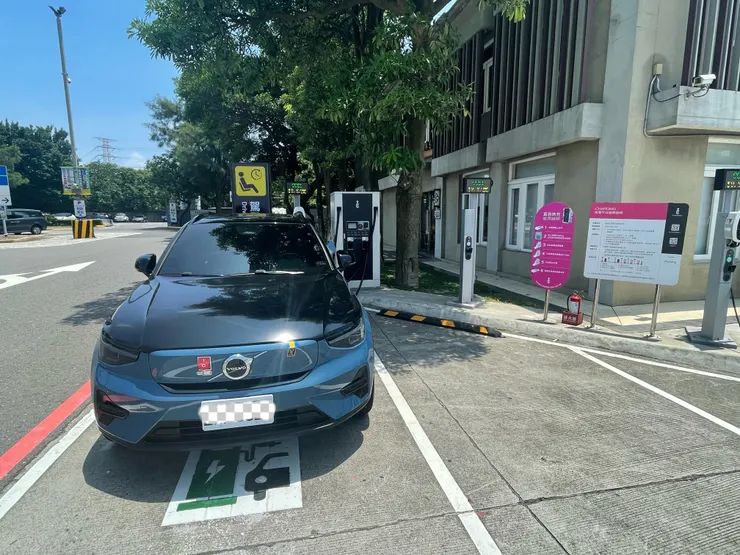 在許多高速公路服務區提充電服務的iCHARGING